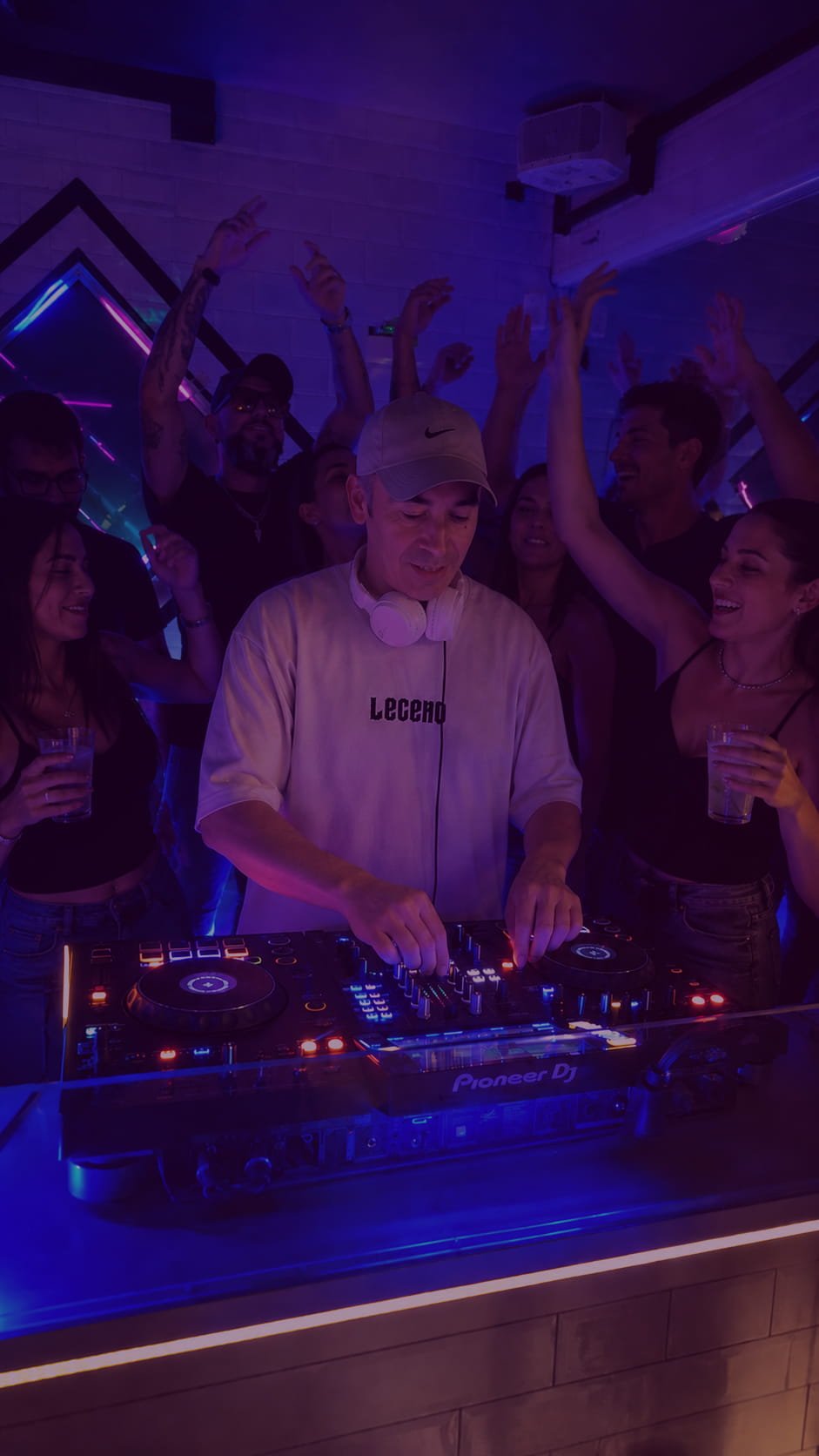 DJ Félix Monzón realizando una presentación profesional